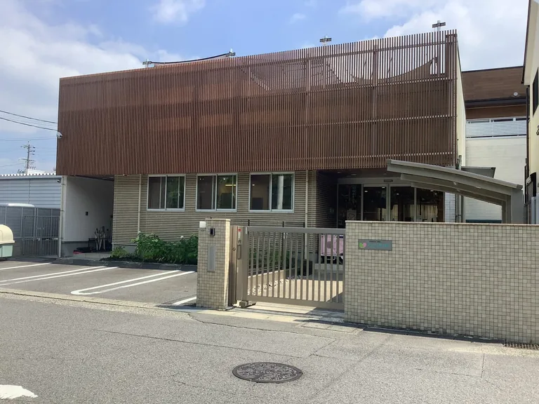 木調の格子に囲まれた保育園の外観