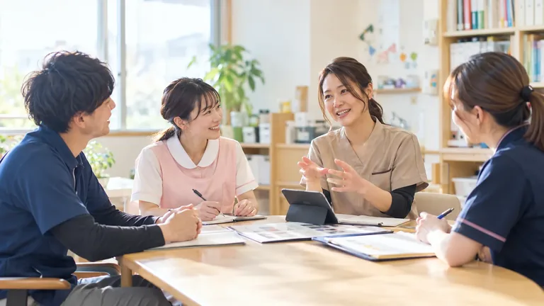 職員同士が話し合いをしている様子